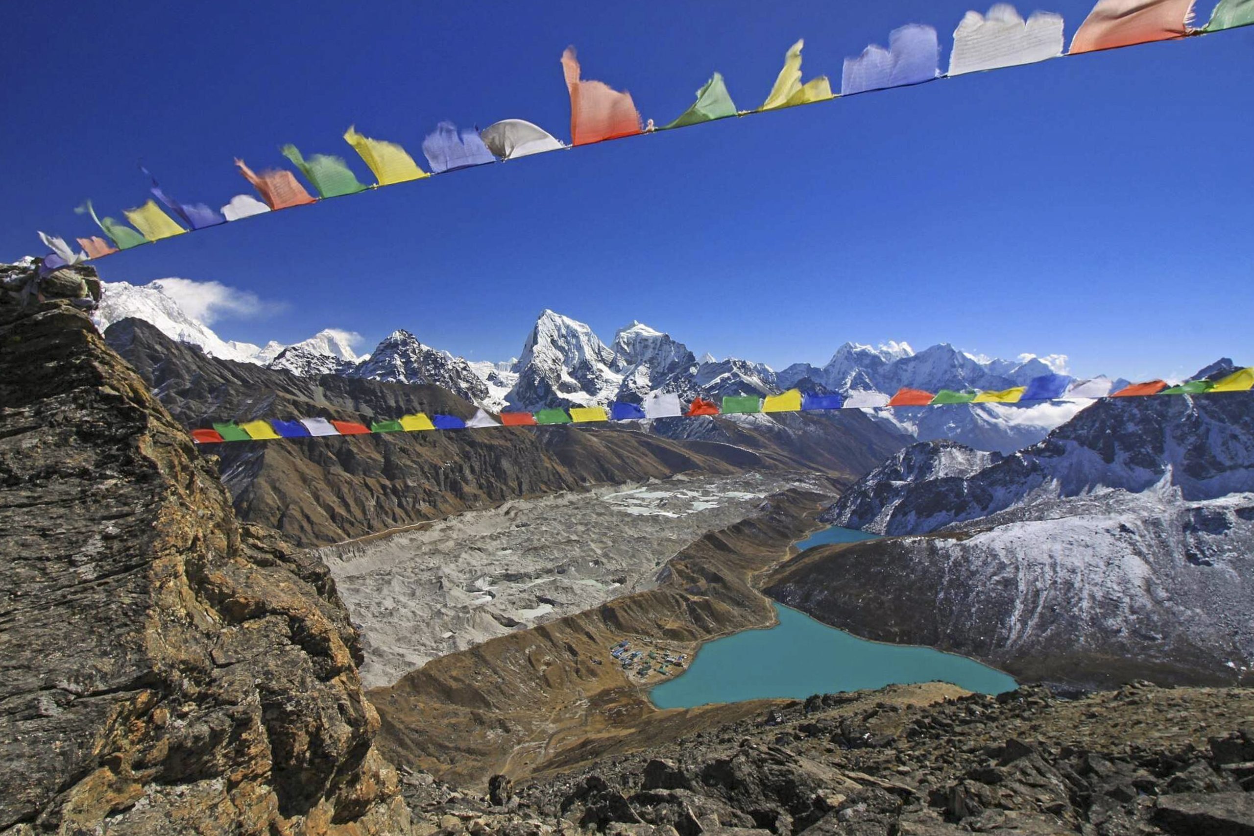 नए अध्ययन से पता चलता है कि ग्लेशियरों का द्रव्यमान 2 डिग्री सेल्सियस तक पहुंच चुका है; यदि वर्तमान नीतियां जारी रहीं तो यह दोगुने से भी अधिक हो सकता है