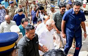 SFI stages protest in Kerala University against Governor