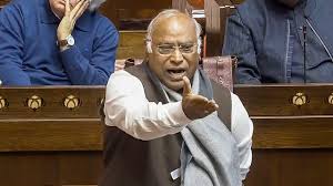 Kharge speaks to protesting students of HAU, promises to raise their issue in Parliament