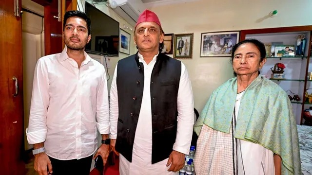 Akhilesh meets Mamata in Kolkata after TMC's poll debacle