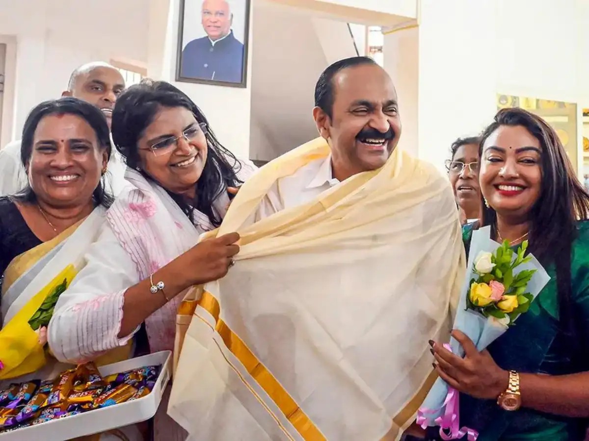 Satheesan, Cong leaders meet Kerala Guv, hand over letter of support