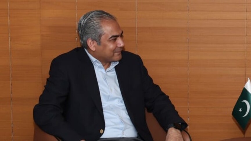 Pak minister holds fresh talks with Iranian FM to review proposals aimed at ending war