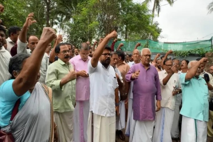 Suspected CPI(M) workers attack vehicles carrying ED officials outside Vijayan''s residence