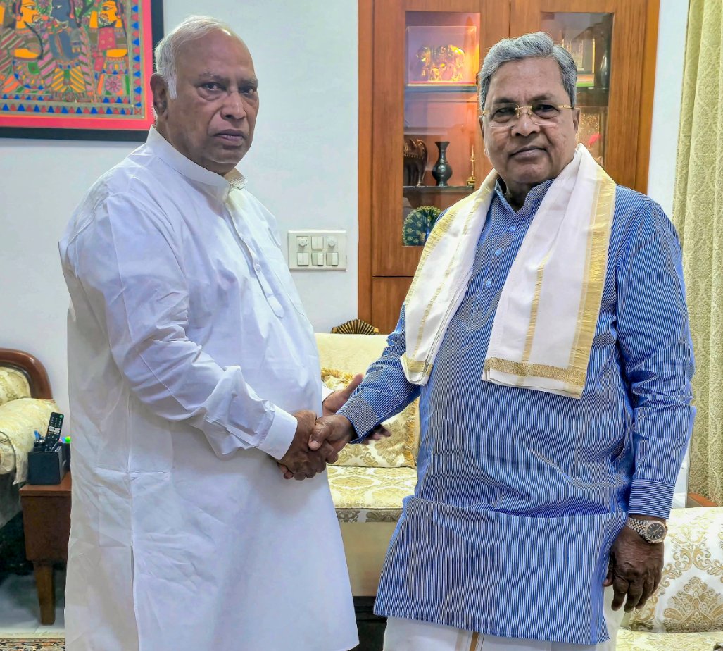 Top Cong leaders engage in hectic parleys over new govt formation in Karnataka