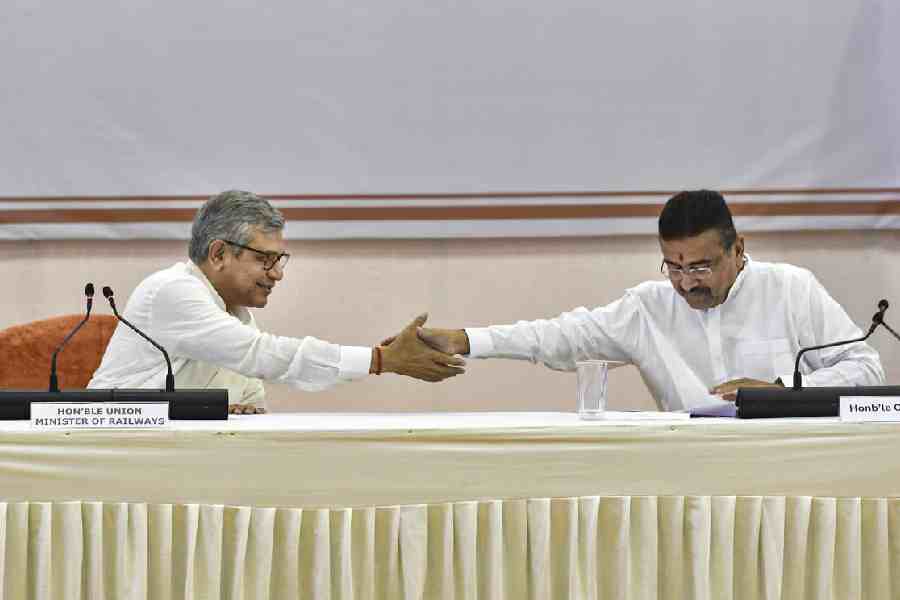 Railway projects worth Rs 1 lakh crore would be undertaken in Bengal: Suvendu
