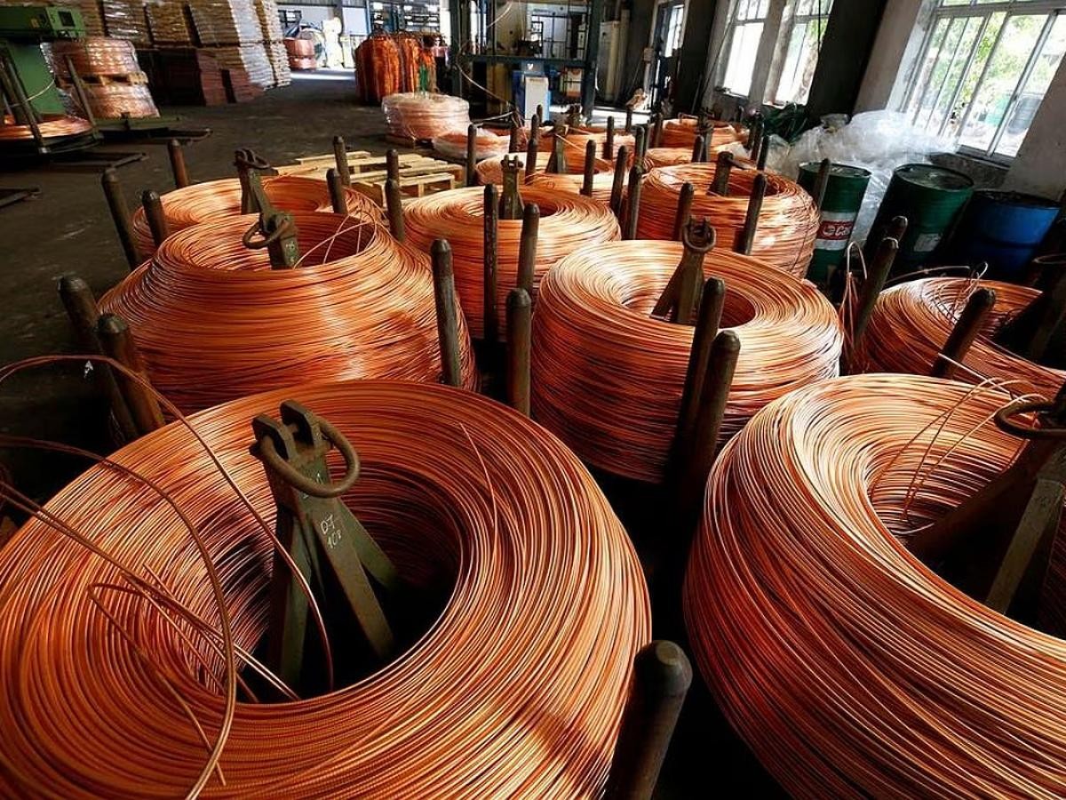 Copper futures rise on firm spot demand