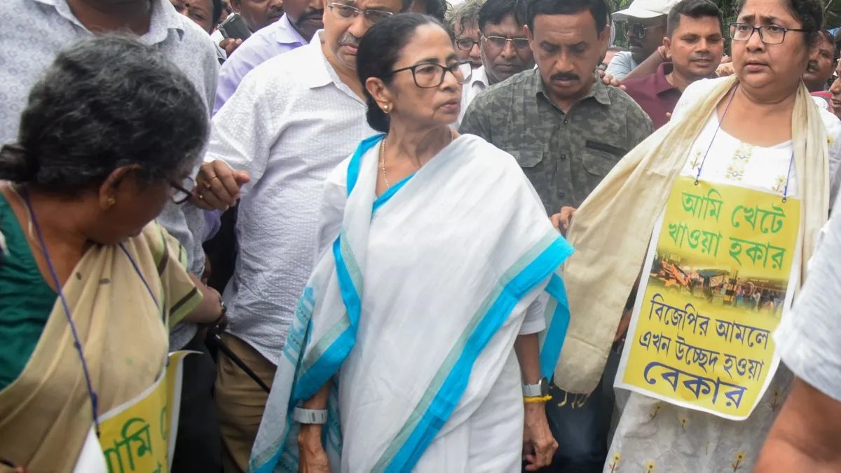 Mamata stages unscheduled protest march against hawker eviction in Kolkata