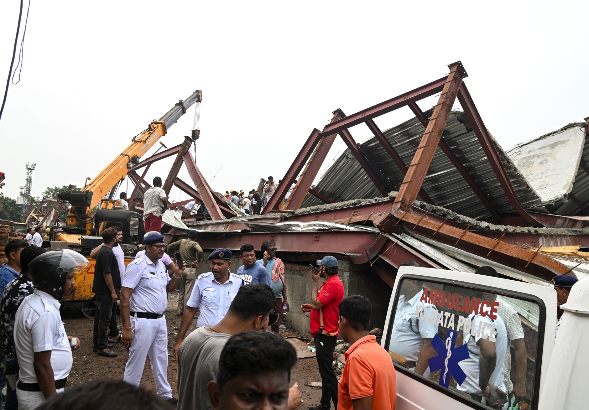 4 dead, 17 hospitalised after under-construction Kolkata warehouse collapses, several remain trapped