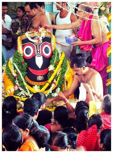 Suvendu joins Rath Yatra in Kolkata amid heavy rain; Mahesh draws lakhs of devotees