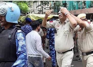 118 police personnel injured, 70 protesters detained as CJP protest turns violent in Delhi