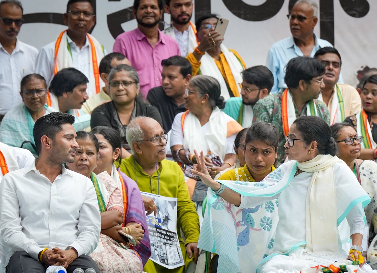 Our full solidarity: Mamata slams police action at Delhi protests, supports Oppn sit-in