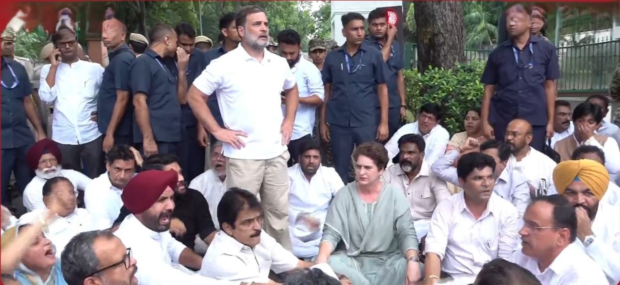 Cong stages protest march in Mumbai over police action against protesting students, Rahul Gandhi