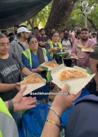 Food becomes symbol of solidarity as pizzas & golgappas keep spirits high at Jantar Mantar