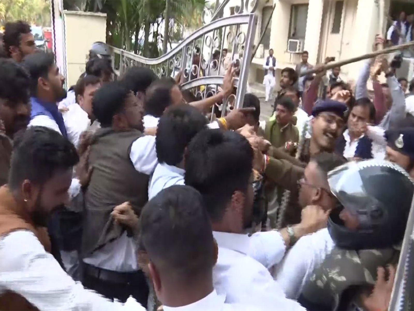 BJP workers attempt to march towards Bhopal office of MP Congress