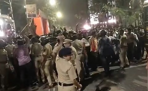Nagpur cops evict protesters late at night amid singing of national anthem by youths