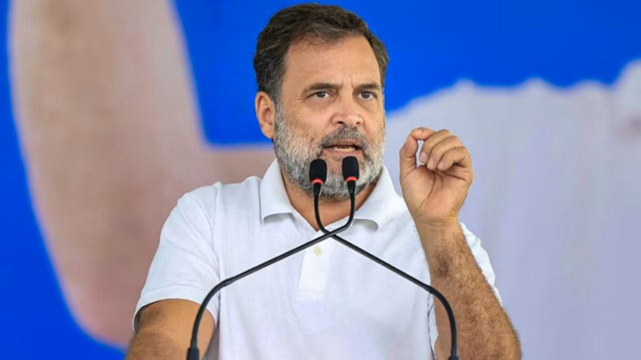 Rahul slams DU over its stay away from Jantar Mantar warning to students