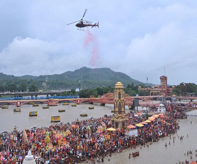 Flowers showered on Kanwariyas in Haridwar; CM Dhami welcomes them by washing their feet