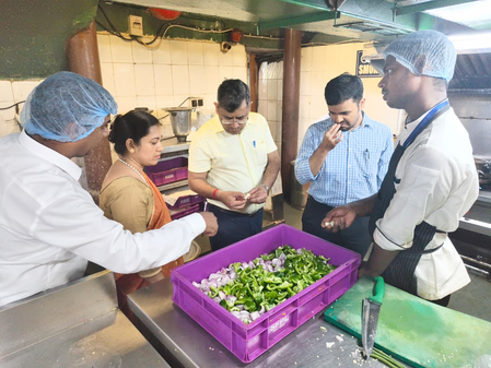 Bengal: ER inspects food stalls at Howrah, Sealdah and Malda town stations