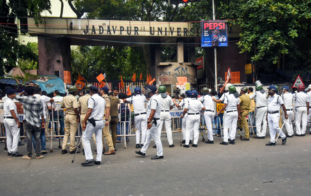 Kolkata: Fresh SFI-ABVP clashes erupt outside Jadavpur University, varsity emblem damaged (lead)