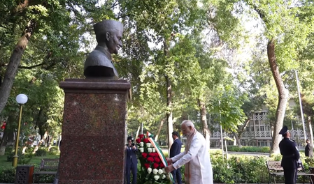 PM Modi pays homage to former PM Lal Bahadur Shastri in Tashkent